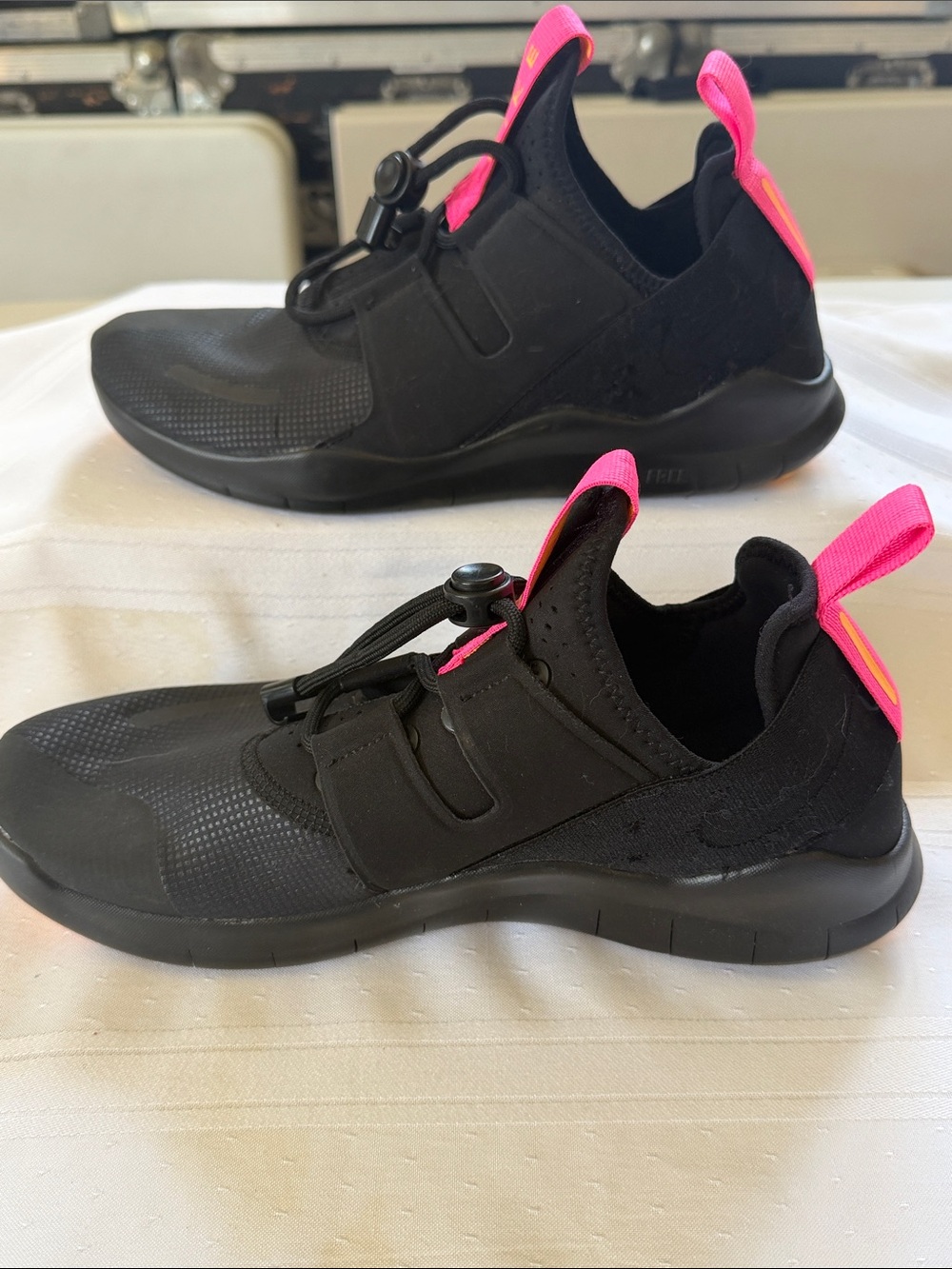 Nike Women's Black Sneakers with Hot Pink Pull Tabs - Picture 4 of 7
